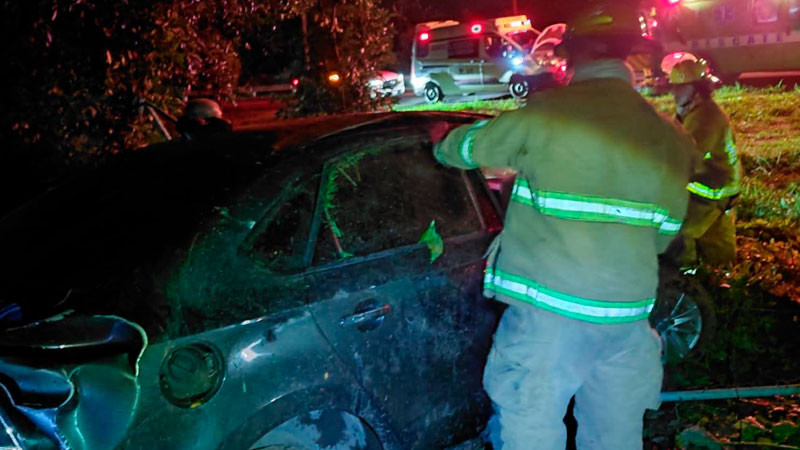 En accidente automovilístico en Uruapan, Michoacán, dos personas resultaron heridas 