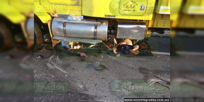 Múltiple choque en la autopista Pátzcuaro-Cuitzeo, deja cuatro adultos y un menor edad muertos - Foto 1 