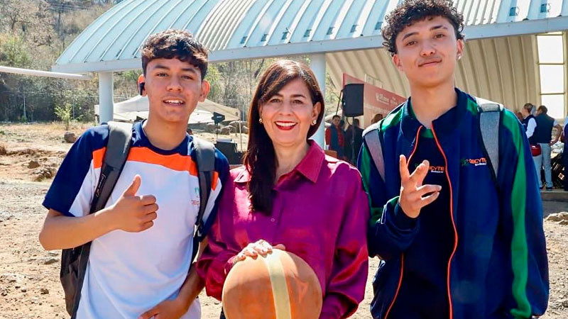 Gaby Molina reconoce a la comunidad educativa 