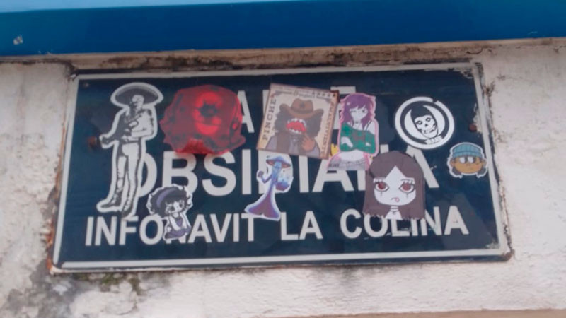 Sedum da mantenimiento y llama al cuidado de la señalética vertical 