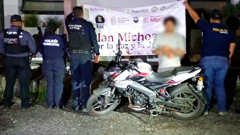 Detienen en Uruapan, Michoacán a un sujeto en posesión de un arma y estupefacientes; estaría relacionado en dos robos  