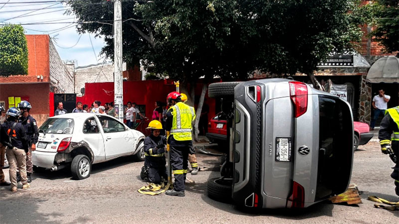 Aparatoso choque-volcadura en la colonia Lomas de Casa Blanca de la capital queretana, deja una persona lesionada  