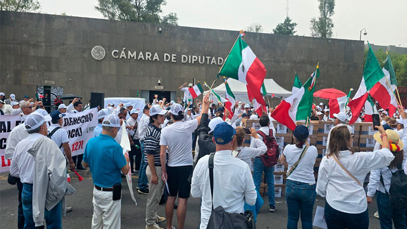 Extrabajadores de la CFE llevan a San Lázaro reclamo contra cambios que afectan jubilaciones 