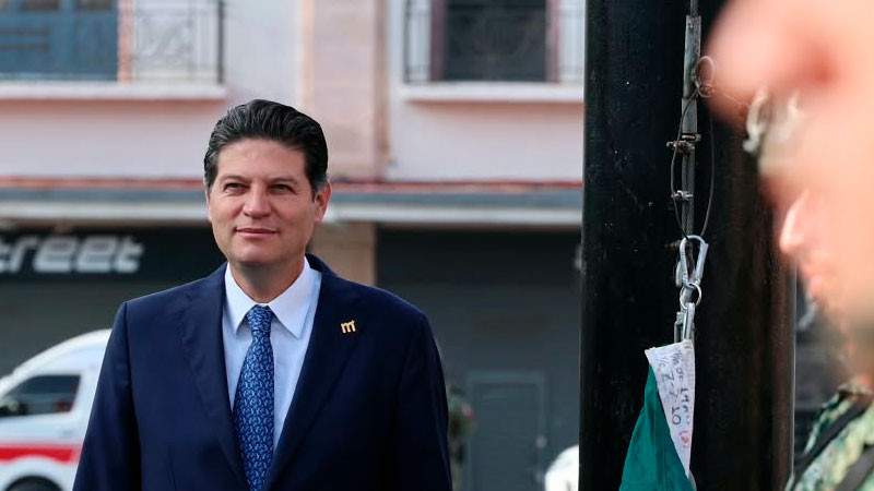 Alfonso Martínez Alcázar encabeza izamiento de Bandera y da inicio a los festejos patrios en Morelia 