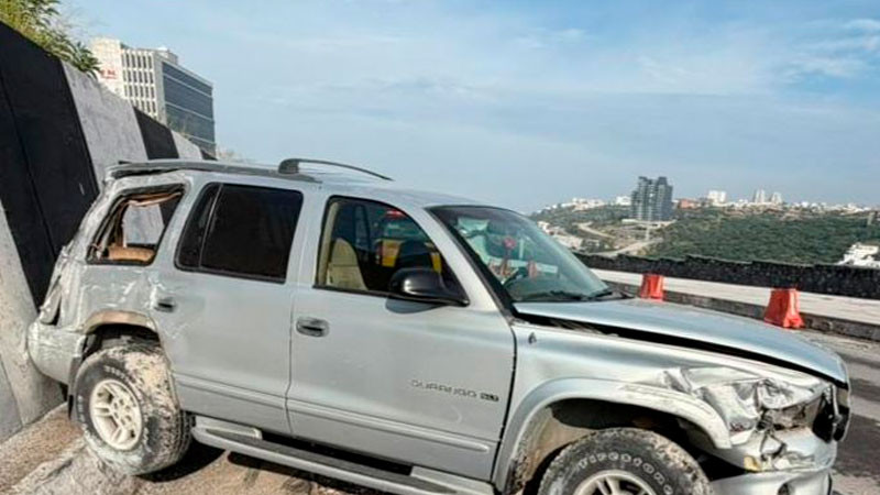 Chocó contra el muro de contención en la autopista México-Querétaro  