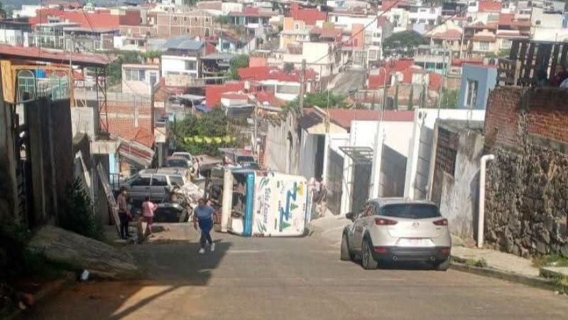 Choque y volcadura de camión del transporte público deja daños materiales en Uruapan 