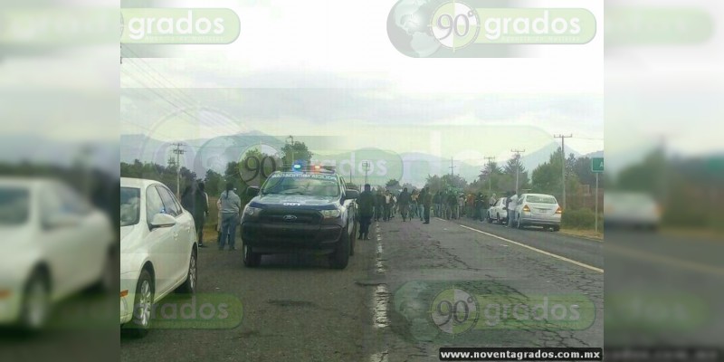 Tras bloqueo se enfrentan a golpes pobladores, en Paracho, Michoacán - Foto 1 