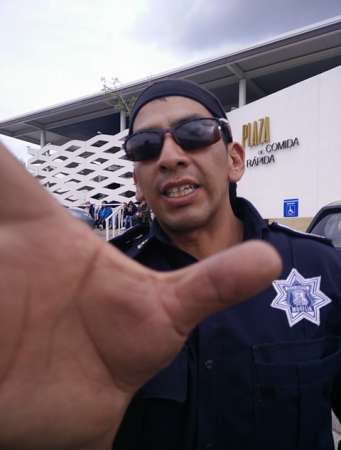 Policía descubierto recibiendo dinero intenta agredir a reportero en la Expo Feria Michoacán - Foto 0 