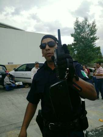 Policía descubierto recibiendo dinero intenta agredir a reportero en la Expo Feria Michoacán - Foto 1 