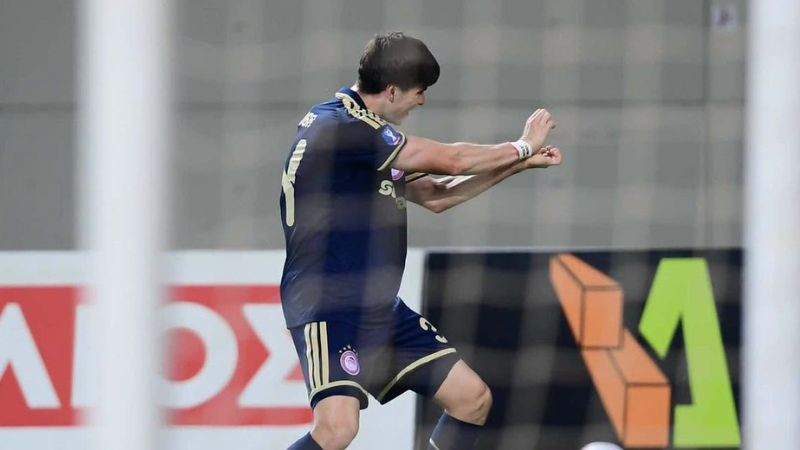 Hormiga González marca su primer gol en Europa con el Olympiacos 