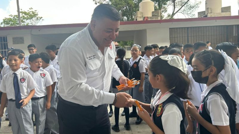 Critican a diputado de Morena por entregar lápices a estudiantes por regreso a clases 