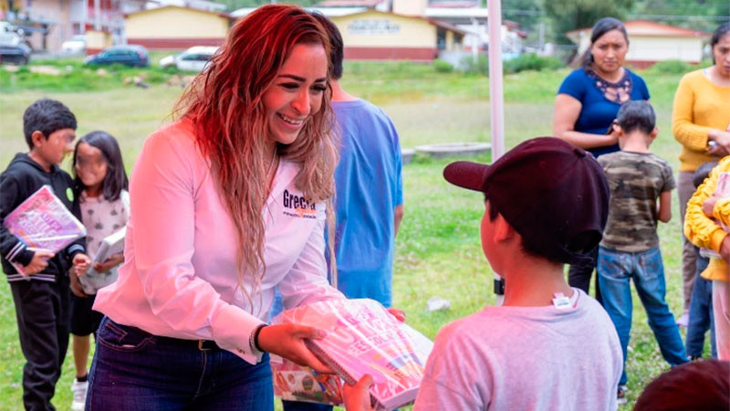 Grecia Aguilar lleva útiles escolares a Angangueo y mantiene cercanía con las familias del Oriente 