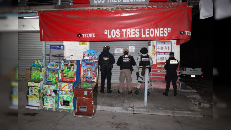 Golpe a los casinos clandestinos en Uruapan, Michoacán: Catean 11 domicilios y aseguran 88 máquinas tragamonedas 