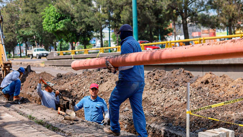 Ooapas realiza trabajos de desagüe para controlar escurrimiento y evitar filtraciones en vialidad 