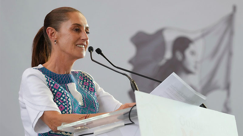 Sheinbaum se detiene para auxiliar a adulta mayor que se desvaneció tras su informe en San Luis Potosí 