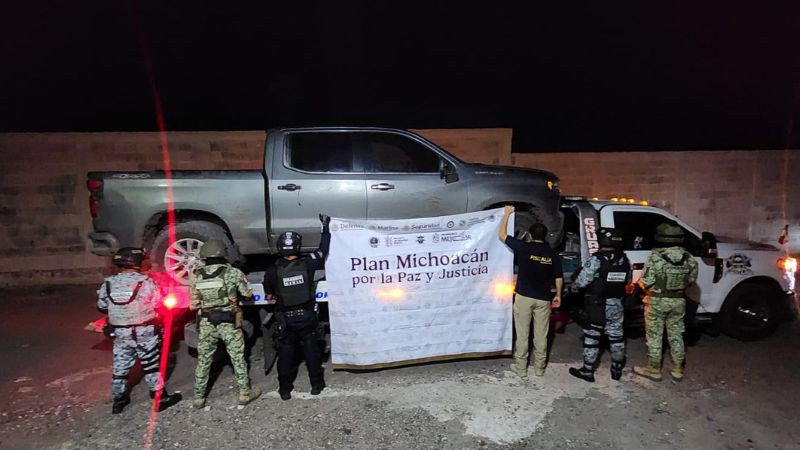Tras cateo aseguran armas, equipo táctico y vehículos blindados en Buenavista, Michoacán 