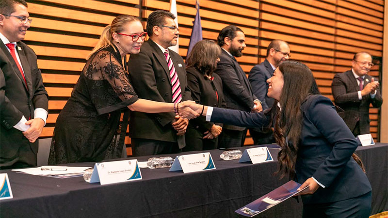 A poner su talento al servicio de la sociedad, invita Yarabí Ávila a egresados de posgrado 