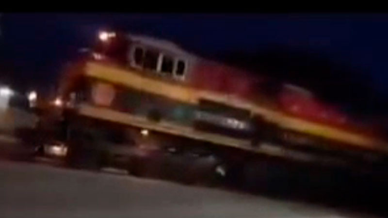 Intenta ganarle el paso al tren con su auto y lo impactó la locomotora 