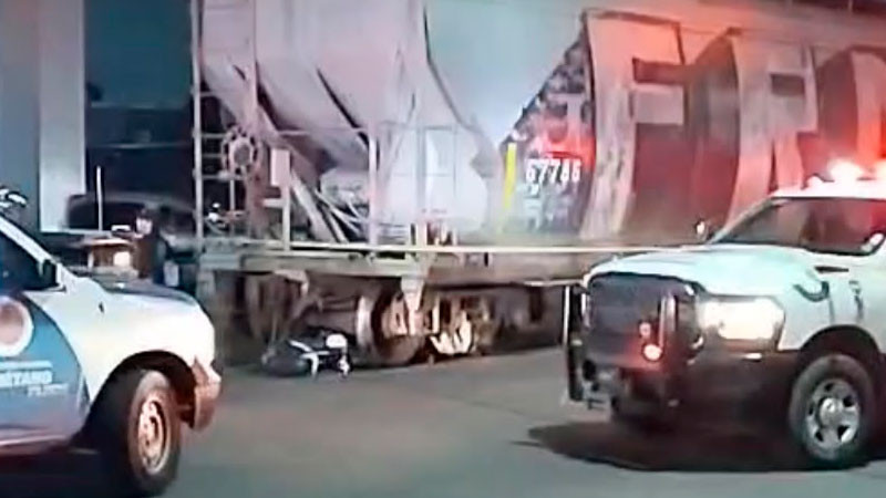 Motociclista pierde la vida al ser arrollado por el tren en Querétaro 