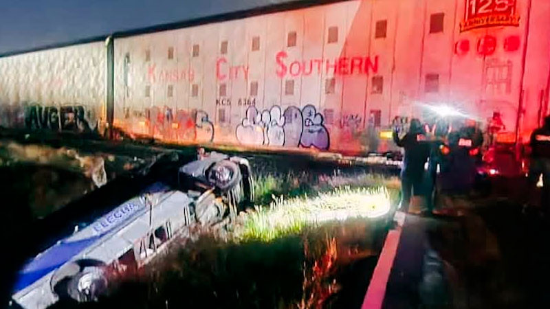 Camion Flecha Azul, intentó ganarle el paso al tren en el crucero de Atongo 