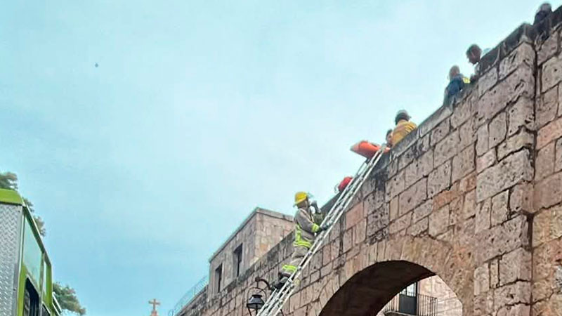 Auxilia PC a sujeto que estaba en lo alto del Acueducto de Morelia, Michoacán  