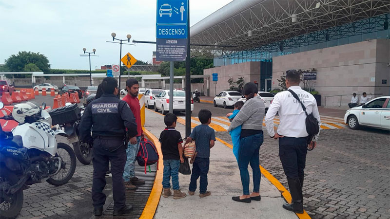 Mujer olvida a sus hijos en un camión en Morelia, Michoacán; Guardia Civil logra reunirlos 