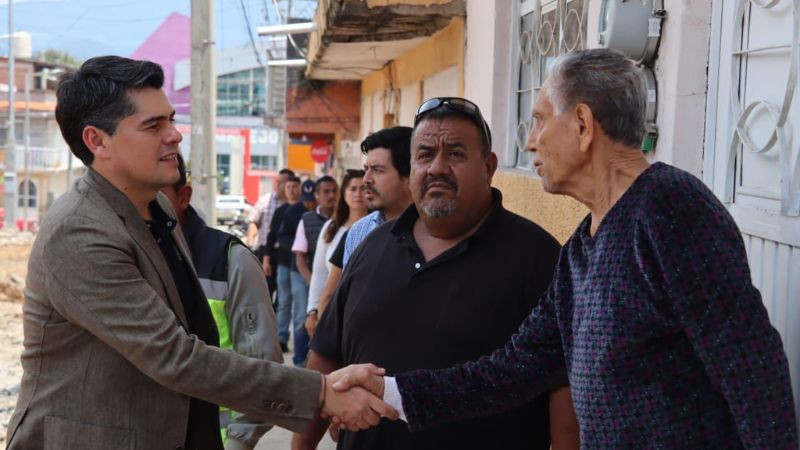 Toño Ixtláhuac supervisa obras de pavimentación en Zitácuaro 