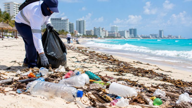 Playas de Cancún acumulan 48 mil toneladas de basura en lo que va de 2026 