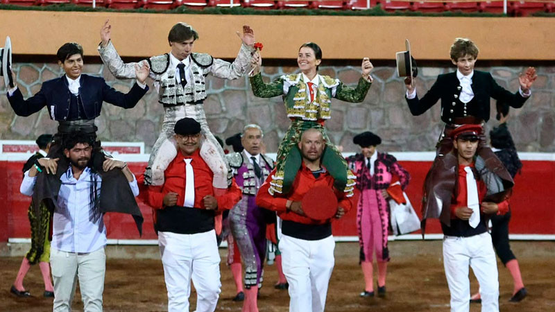 Corta Miriam Cabas rabo y orejas en Zacatecas; todos salieron a hombros 