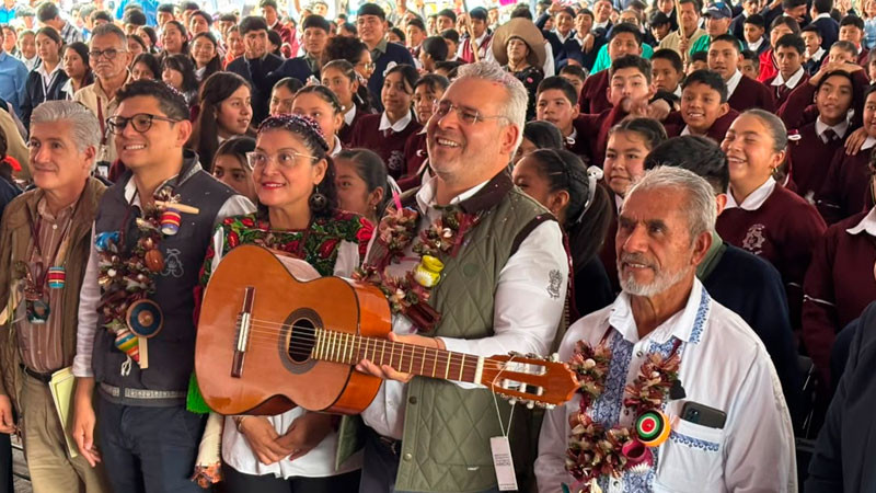Bedolla encabeza entrega de 10 mil guitarras de Paracho a alumnos de secundaria 