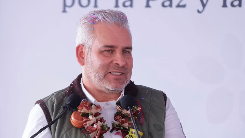Bedolla fortalece la educación con entrega de 10 mil guitarras de Paracho a secundarias 