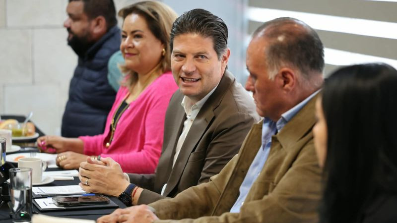 Alfonso Martínez refrenda apertura al sector mezcalero 