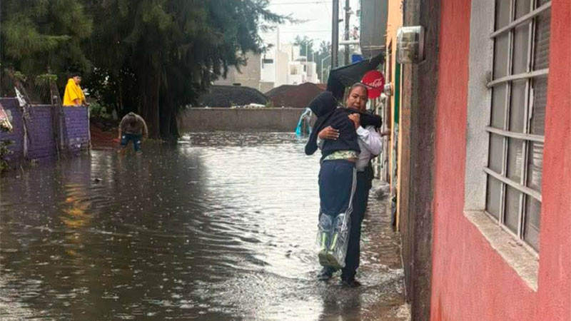Lluvia provoca inundaciones y deja vehículos varados en Morelia 