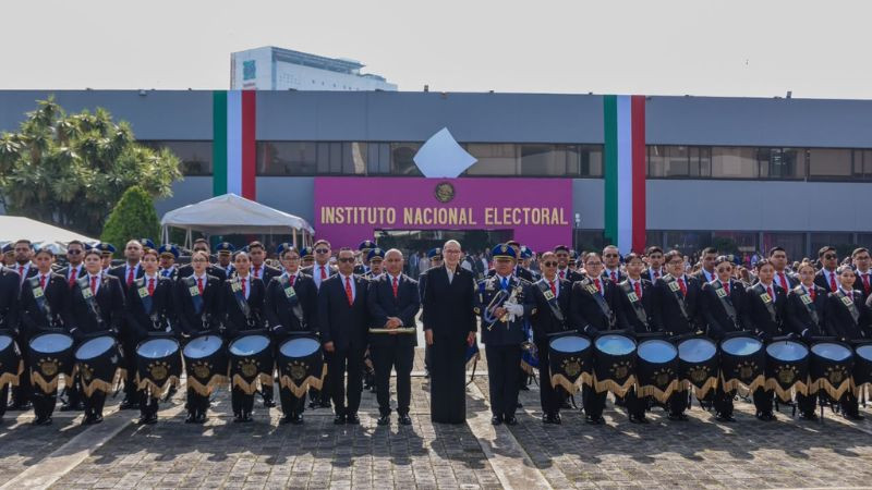 Rectora Yarabí Ávila y la Escolta y Banda de Guerra de la UMSNH asisten al arranque del Proceso Electoral Federal 2026-2027 
