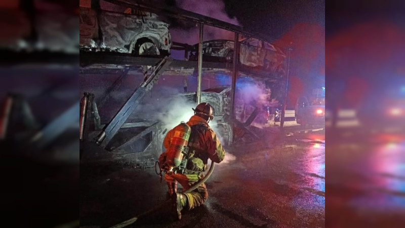 Incendio consume nodriza cargada con vehículos nuevos en la Autopista de Occidente en Michoacán  