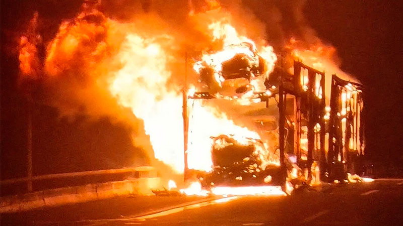 Se incendia madrina con vehículos nuevos en la Autopista de Occidente 