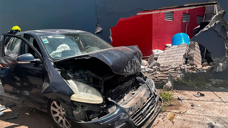 Choca automovilista contra motel en Prolongación Bernardo Quintana de la capital queretana; conductor resulta lesionado 