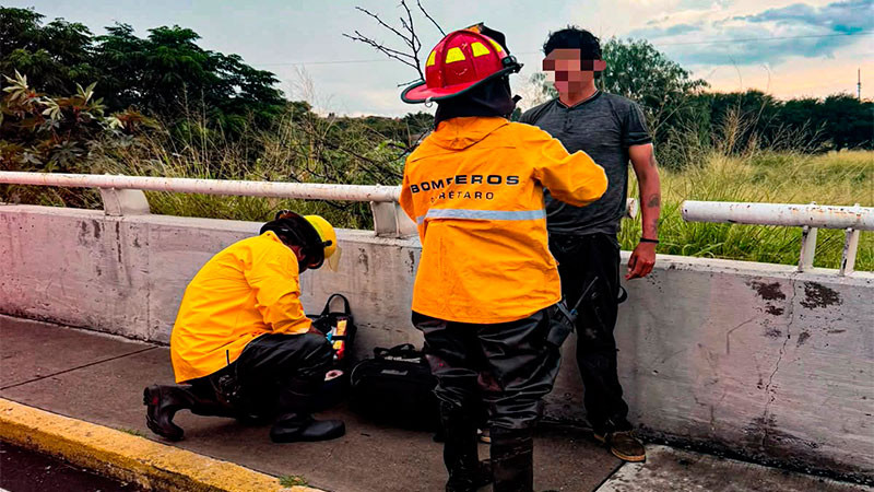 Bomberos Querétaro rescata a joven arrastrado por corriente de agua durante las lluvias 