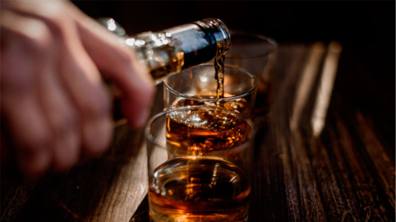 Trump anuncia eliminación del arancel al whisky irlandés 
