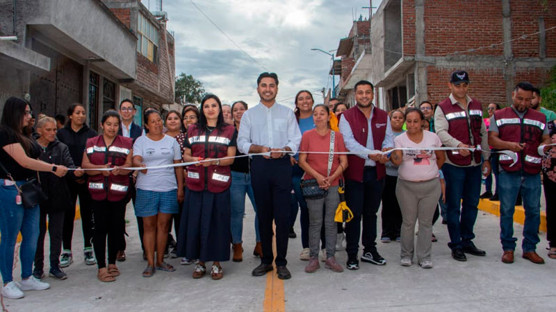 Alexis Velázquez entrega obra de rehabilitación en la calle Cactus 
