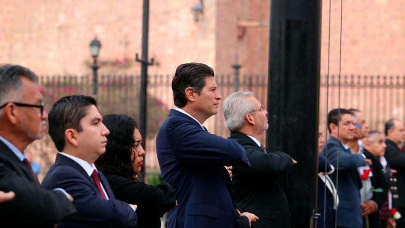 Asiste Alfonso Martínez a ceremonia en memoria de víctimas del atentado de 2008 