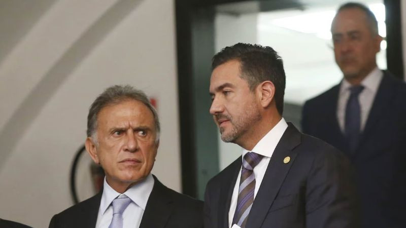 Confrontan a Miguel Ángel Yunes Linares en aeropuerto de CDMX 