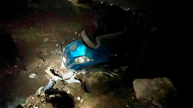 Vuelca auto en la colonia Carlos María Bustamante de la capital queretana; conductor resulta herido  