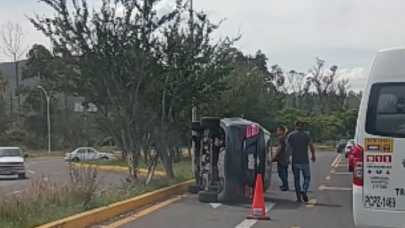 Vuelca auto en carretera El Rosario en Querétaro; conductor resulta ileso 