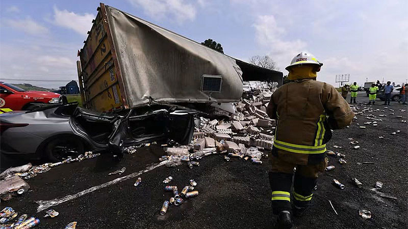 Tráiler de cerveza vuelca y aplasta automóvil en Tonalá; fallece un hombre y tres personas resultan heridas 