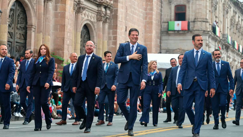 Desfile por Aniversario de la Independencia llena de fervor patrio el Centro de Morelia 