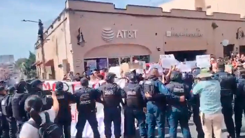 Estudiantes interrumpen desfile del 16 de septiembre en Cuernavaca; exigen justicia para Claudia Tacoronte 