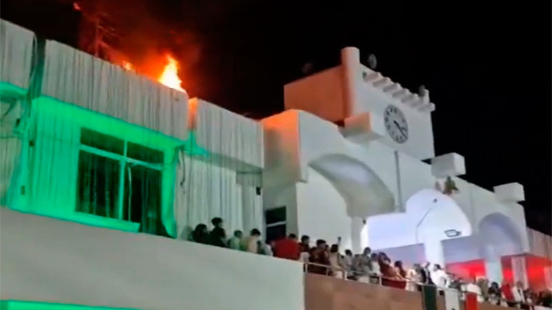 Pirotecnia provoca incendio en techo del Ayuntamiento de Álamo Temapache, Veracruz, durante el Grito de Independencia 