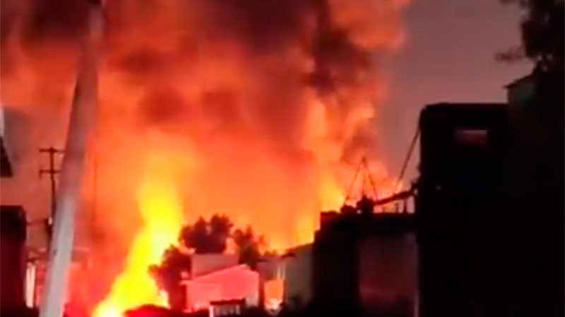 Incendio en bodega de químicos obliga a desalojar viviendas en Acolman, Estado de México 