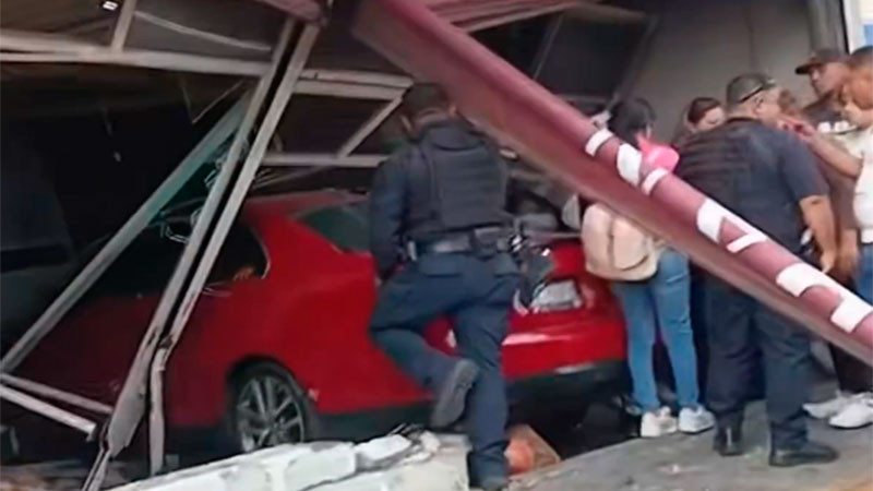 Auto termina dentro de una panadería y deja cinco lesionados en Naucalpan, Estado de México 